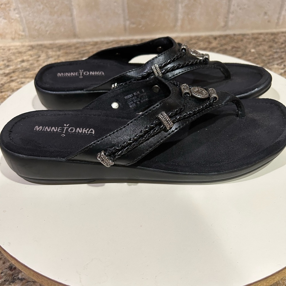 Minnetonka silverthorne embellished black leather thong sandals size 9